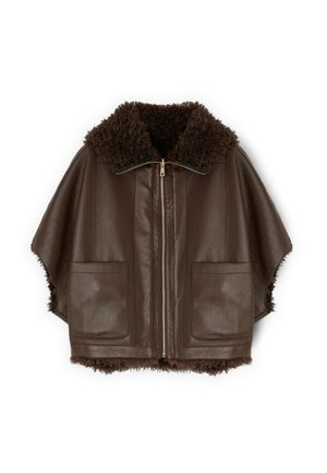 Bruine leren cape met ritssluiting aan de voorkant, twee opgestikte zakken en een fluffy schapenwol kraag en afwerking.