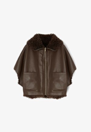 Brązowy skórzany płaszcz z przednim zamkiem błyskawicznym, dwoma naszytymi kieszeniami oraz puszystym kołnierzem i wykończeniem z owczej wełny.