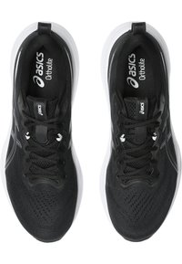 Schwarze Sportschuhe mit einem Obermaterial aus Mesh, Schnürverschluss und weißer Mittelsohle. Verfügt über dezente Markenkennzeichnung und ein strukturiertes Design im Obermaterial.