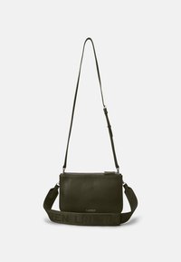 Bolso cruzado de cuero verde oscuro con correa ajustable. Presenta un cierre con cremallera, textura suave y logo en relieve en la parte frontal.