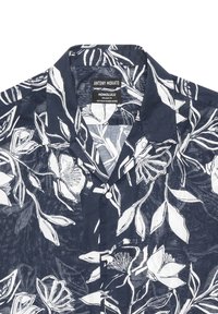 Camicia a maniche corte blu navy con stampa floreale bianca, materiale di cotone morbido, bottone davanti e design del colletto classico. Etichetta che indica "Antony Morato."
