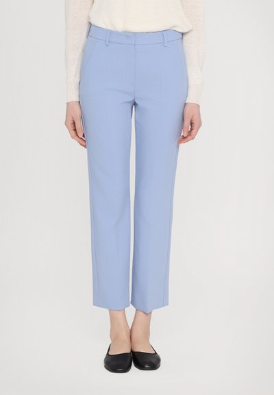 Hellblaue maßgeschneiderte Hosen mit geradem Schnitt, featuring eine flache Vorderseite, Gürtelschlaufen und Seitentaschen. Getragen mit schwarzen flachen Schuhen.