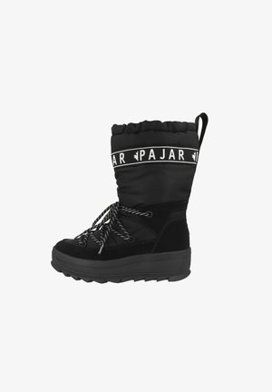 Czarne zimowe buty z ocieplanym nylonowym wierzchem, detalami w postaci sznurowadeł, gumową podeszwą i dzianinowym wykończeniem z brandingiem "PAJAR". Teksturowane wykończenie.