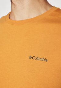 Columbia NORTH CASCADES™ SHORT SLEEVE TEE - T-shirts med print - sunstone