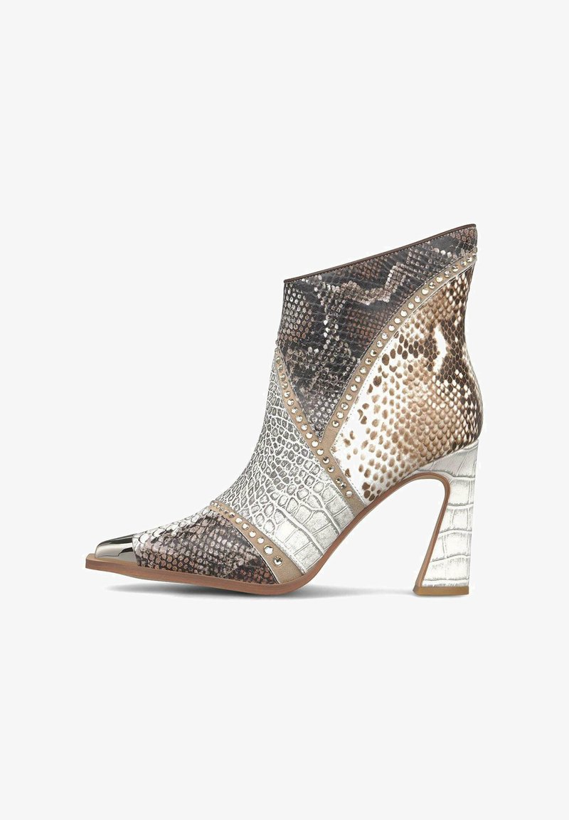 Botine cu un amestec de texturi de șarpe și crocodil în nuanțe de maro, alb și argentiu. Prezintă un vârf ascuțit și accente metalice pe toc.