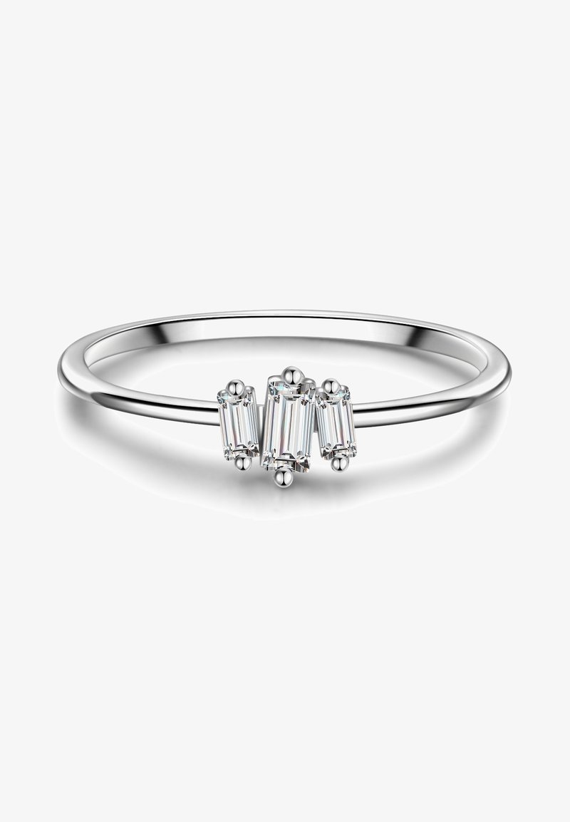 Bague en argent avec trois pierres précieuses rectangulaires et transparentes alignées verticalement au centre, placées très près les unes des autres.