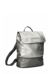 Sac à dos argenté métallique avec une texture lisse, fermeture à rabat supérieur, bretelles réglables et compartiment zippé en bas.