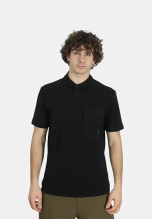 Polo shirt nera in cotone, con colletto, maniche corte e taschino sul lato sinistro. Design semplice e minimalista.