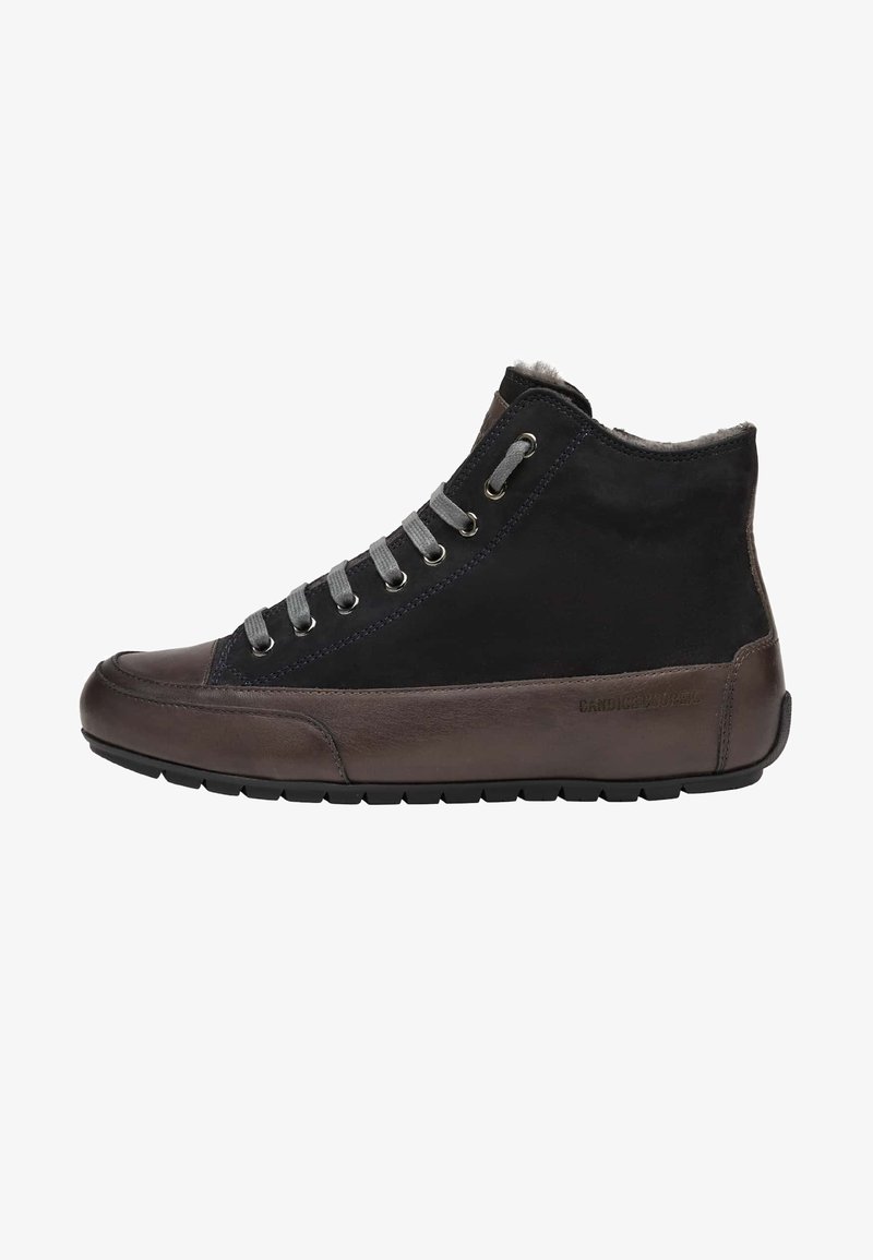 Sneaker alta nera e marrone con tomaia in pelle liscia e suede, lacci grigi, suola in gomma e rivestimento in pelliccia leggera al colletto.