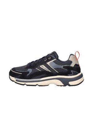 Heren sneaker PME Legend zwart en grijs met witte zool en oranje trekstrip, bovenwerk van mesh en suède, zijlogo detail, veterluiting.