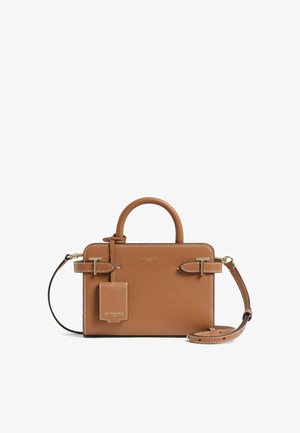 Borsa a tracolla in pelle tan con finitura testurizzata. Presenta una maniglia superiore, una tracolla rimovibile, accessori in oro e un'etichetta per bagagli.