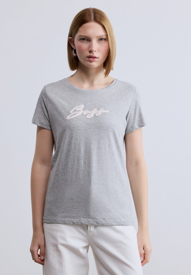 Γκρι βαμβακερό μπλουζάκι με κοντά μανίκια, με υφασμένο ροζ λογότυπο "Boss" σε καλλιγραφικό στυλ στο στήθος. Λείο ύφασμα, στρογγυλή λαιμόκοψη.