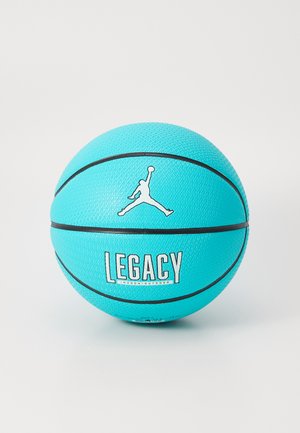 Pallone da basket turchese con superficie testurizzata, strisce orizzontali nere e un logo "Jordan" bianco. Sul davanti è stampato il testo "LEGACY".