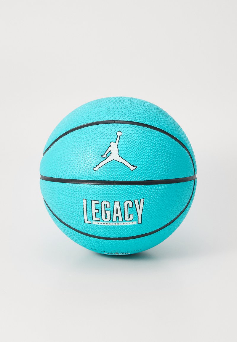 Turkise basketball med en teksturert overflate, svarte horisontale striper, og en hvit "Jordan" logo. Foran står det "LEGACY".