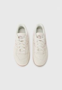 Vita sneakers med en mjuk mocka-yta, som har ljusrosa detaljer, perforerade inslag på tån och retroinspirerade designelement.