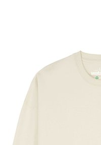 Off-white sweater met ronde hals met minimale stikdetails en een klein gedrukt label aan de binnenkant van de halslijn.