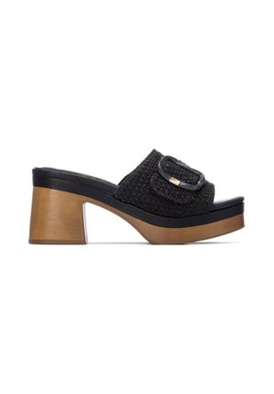 Mule nero open-toe con tacco e plateau in legno spesso, caratterizzato da una fascia larga e testurizzata e una grande fibbia decorativa nera.