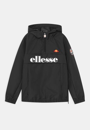 Czarna kurtka przeciwwietrzna z kapturem, z przednim zamkiem na pół, elastycznymi mankietami, dużym białym logo „ellesse” oraz pomarańczowo-czerwonymi naszywkami z logo na piersi i rękawie.