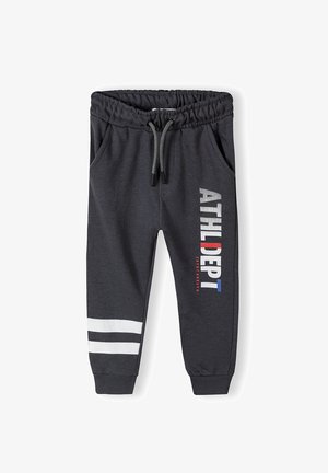 Sötétszürke sportnadrág, puha anyagból készült, logóval és fehér csíkkal az alsó lábszáron. Rugalmas derékpánt, állítható zsinórral.