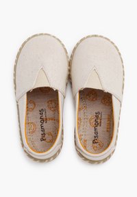 Scarpe slip-on in tela beige con punta arrotondata, pannelli laterali elasticizzati e suole decorate. Presentano rilievi arancioni all'interno.