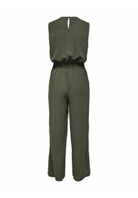 Combinaison sans manches vert olive avec taille élastique, jambes larges et fermeture par bouton à œillet à l'arrière du cou.