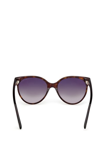 Brýlové obroučky v želvově hnědém vzoru ve tvaru motýla, s gradientními fialovými čočkami a elegantními černými ramínky s stříbrnými detaily.