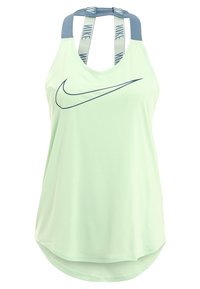 Jasnozielony sportowy top Nike z tyłem typu racerback, z granatowym logo i kontrastowymi paskami z napisem. Gładka, oddychająca tkanina.