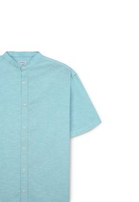 Camicetta azzurra a maniche corte con colletto alla coreana, dotata di chiusura con bottoni e un tessuto testurizzato. Design semplice e pulito.