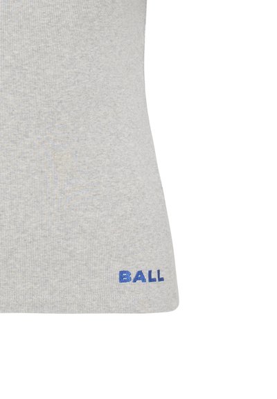 Šedý žebrovaný top na ramínka s přiléhavým střihom. Na spodním pravém rohu je modrý vyšívaný logo "BALL". Měkká textura.