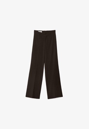 Čierne široké nohavice s predným gombíkom a pútkami na opasok, s preglbnením pozdĺž stredu každej nohavice.