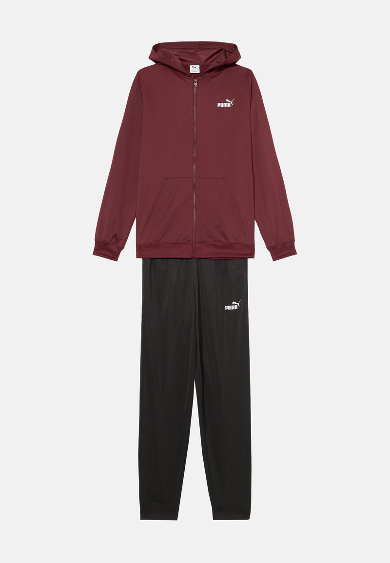 Bordeaux zip-up hettegenser med hette og lommer, kombinert med sorte bukser som har en hvit logo. Glatt stoff, tettsittende design.