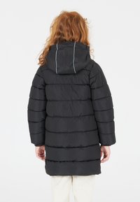 Sort puffer-jakke med horisontale quilte, hætte og reflekterende detaljer. Glat, let materiale; knæ-lange design.
