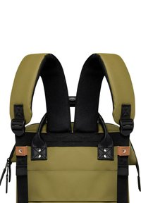 Sac à dos en tissu vert avec des bretelles rembourrées noires, des accents en cuir et des fermetures à boucle réglables. Design multifonctionnel avec des détails de poches.