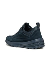 Sneaker in camoscio blu navy con suola in gomma testurizzata, collo imbottito e cuciture rinforzate. Dotato di un'etichetta sulla linguetta per indossarlo facilmente.