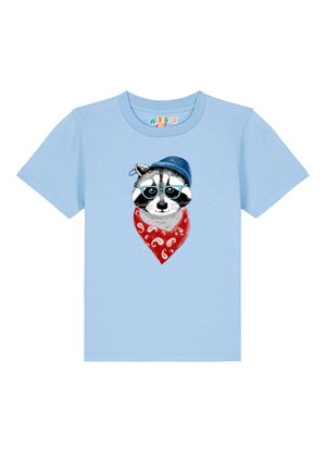 Hellblaues T-Shirt mit einem Waschbären-Motiv, der eine Brille und einen blauen Hut trägt, sowie ein rotes Halstuch mit weißen Paisley-Mustern.