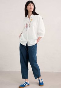 Seasalt Cornwall VOW CAVE - Kalhoty - navy forest garden night