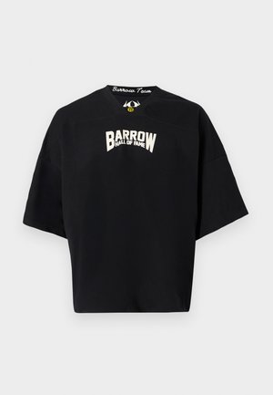 Zwarte oversized shirt met korte mouwen, met de tekst "Barrow Hall of Fame" in het wit op de borst en "Barrow Team" aan de binnenkant van de kraag.