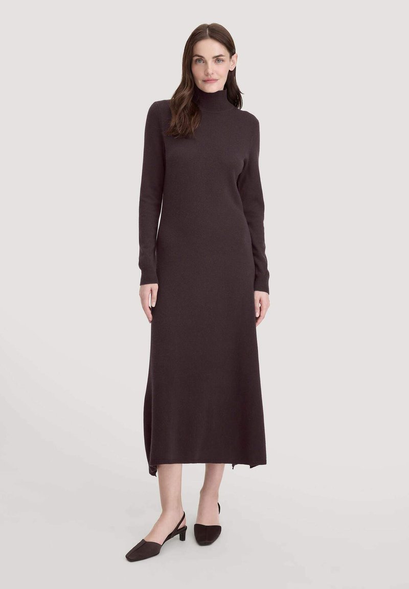 Braunes, langärmeliges Turtleneck-Kleid mit geradem Schnitt, aus einem weichen, strukturierten Material, das unterhalb der Knie endet.