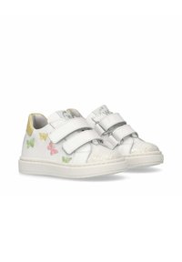 Sneaker bianche con farfalle rosa e verdi, due strap in velcro, punta testurizzata e un accento dorato sul tallone.