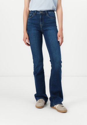 Magas derekú, trapéz fazonú kék farmernadrág tartós denim anyagból, enyhe kopással, elülső zsebekkel és aranygombos zárással.