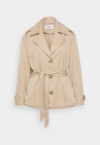 Beige trenchcoat med klappet krage, knappeåpning og belte i midjen. Har to frontlommer og knappeermer. Glatt tekstur.