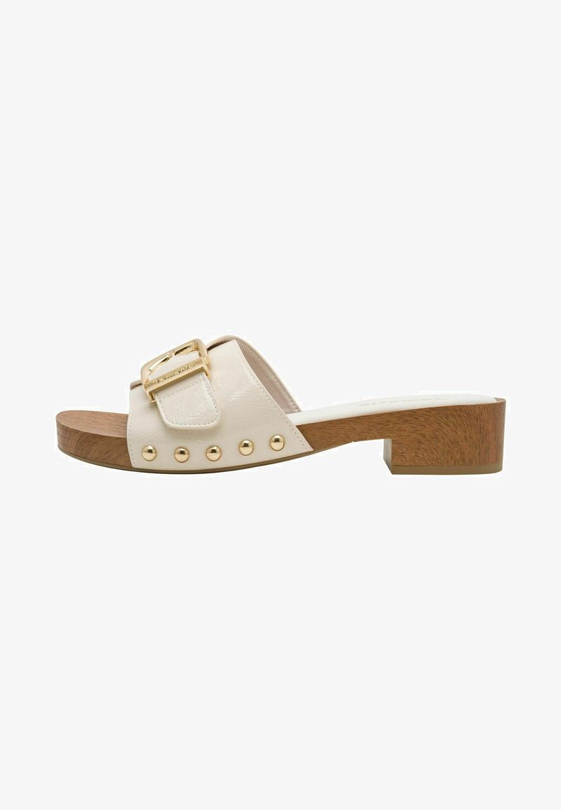 Sandales à glissière beiges avec une large bande, détail boucle dorée, clous métalliques et talon bloc en bois. Texture lisse et forme arrondie.