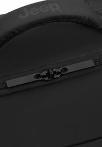 Material de neopreno negro con textura suave, que cuenta con un cierre de cremallera y el logo de Jeep impreso en un tono sutil en el borde superior.