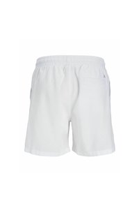 Shorts en coton blancs avec une taille élastique, deux poches latérales et une poche arrière ; texture lisse et design décontracté.