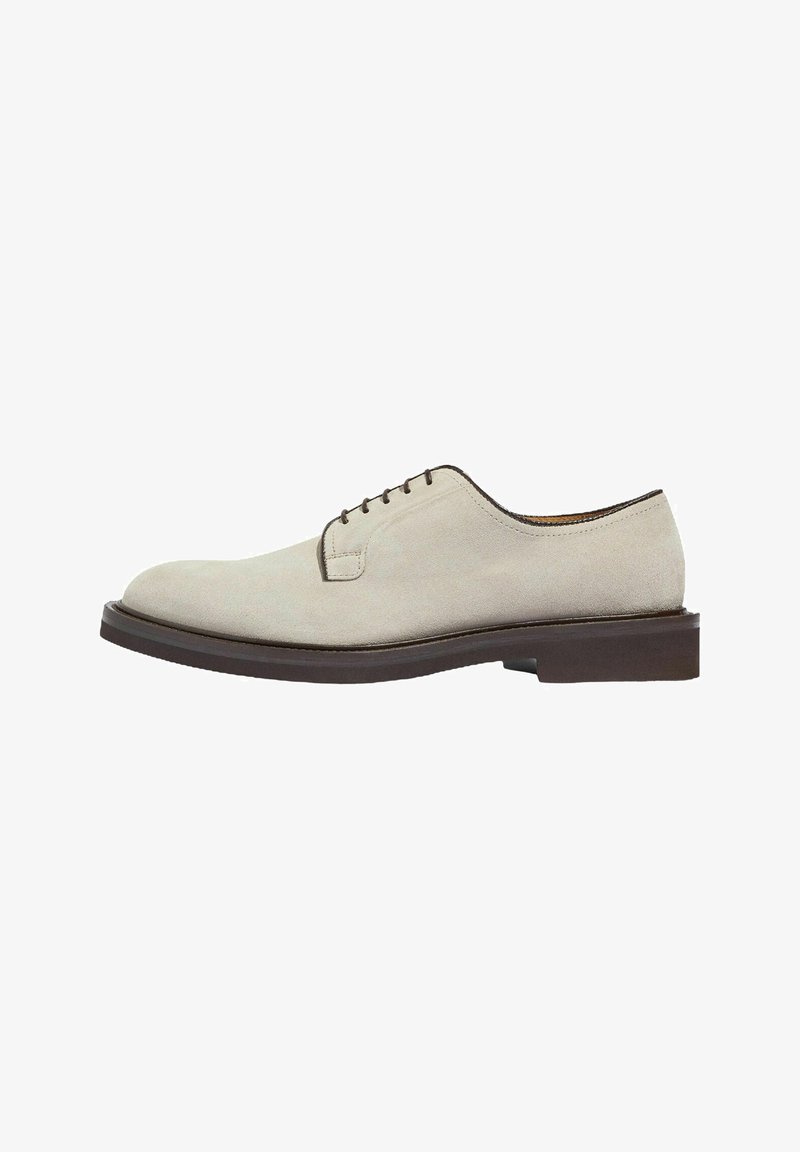 Scarpe in suede beige con lacci, a punta rotonda, suola in gomma marrone e dettagli di cucitura minimi. Design semplice e moderno.