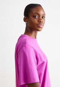Nike Sportswear TEE - Paprasti marškinėliai - hot fuchsia/white
