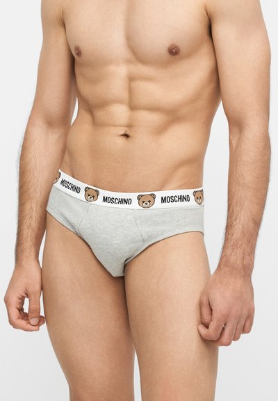 Αρσενικός κορμός με ανοιχτογκρι εσώρουχα που έχουν λευκή μέση με πρόσωπα αρκουδάκια και επαναλαμβανόμενο κείμενο "MOSCHINO".