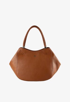 Borsa a tracolla in pelle marrone testurizzata con manici intrecciati e un logo metallico sottile sul davanti, dalla forma a trapezio curvo.