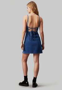 Calvin Klein Jeans CUT OUT - Haljina od trapera - denim medium