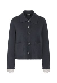 Dunkelgraue, kurz geschnittene Jacke aus Wollmischung mit spitzem Kragen, fünf Knöpfen, zwei Vorder- taschen und gemusterten Strickbündchen. Glatte Textur.